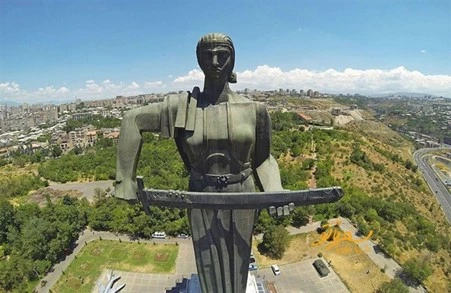 نمایی زیبا از مجسمه مادر ایروان ارمنستان