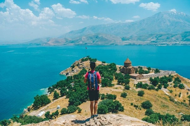 نمایی زیبا از جزایر و دریاچه وان ترکیه
