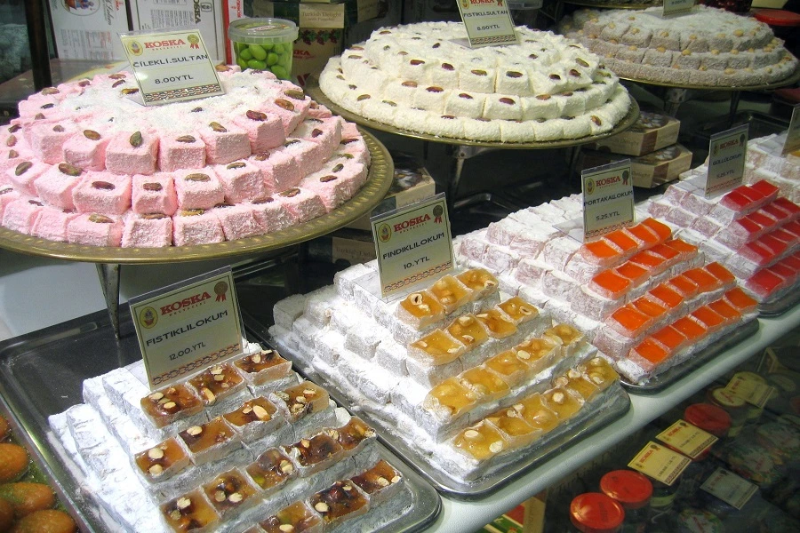 انواع شیرینیجات و راحت الحلقوم از سوغات معروف شهر وان هستند
