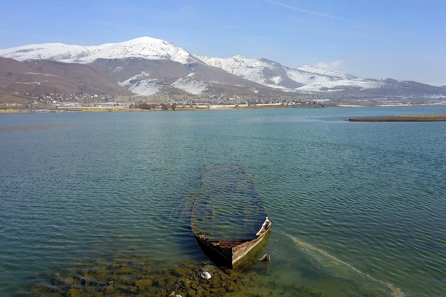 قایقی در دریاچه وان ترکیه