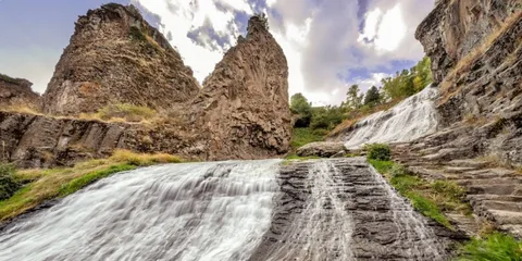 هرساله مسافرین بسیاری از جرموک ارمنستان بخاطر ابهای گرم و چشمه های طبیعی گازدار استفاده می‌کنند.