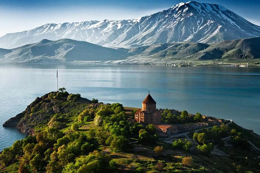 تابستان یکی از بهترین فصل های بازدید از دریاچه سوان ارمنستان است