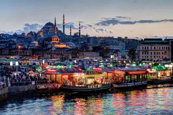 قیمت تور استانبول به عوامل مختلفی بستگی دارد.در این تصویر نمای شهر استانبول را در شب مشهاهده میکنید.