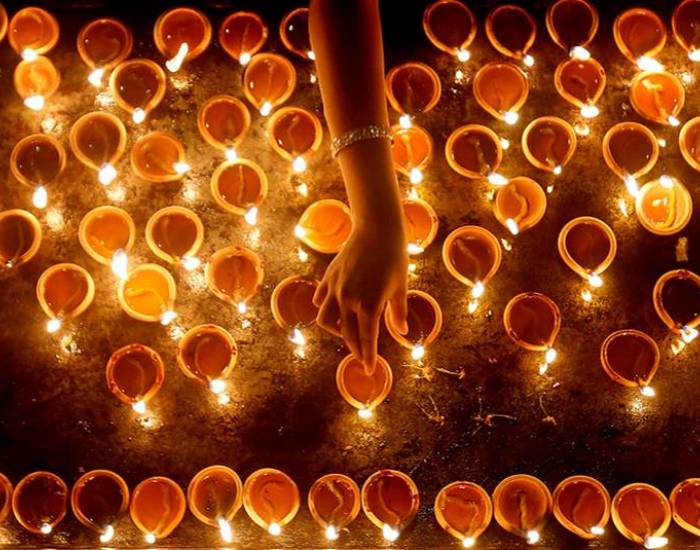 روشن‌کردن شمع در جشن دیوالی